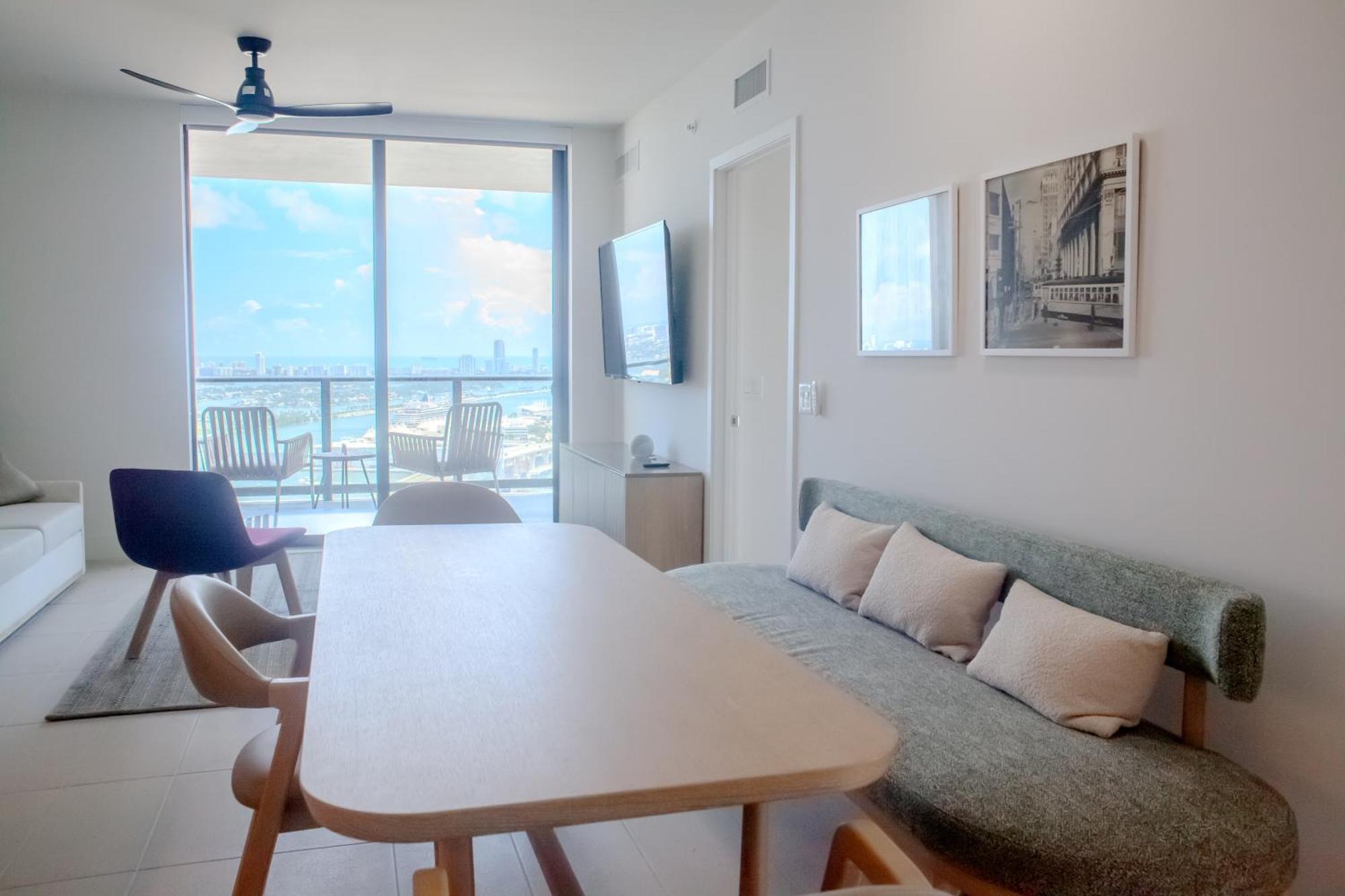 Luxurious Downtown Escape Apartment *