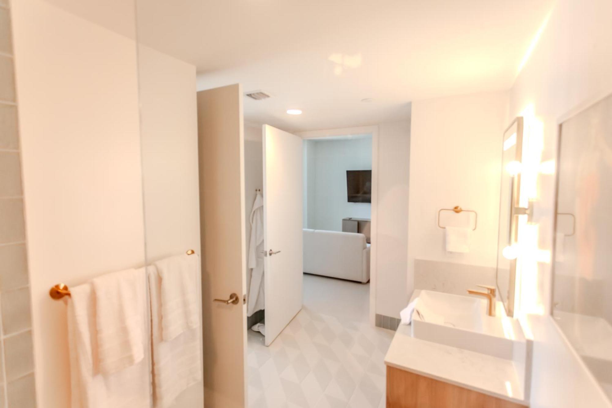 Luxurious Downtown Escape Apartment